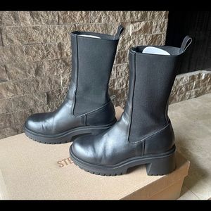 🚨SOLD🚨Steve Madden Women's 
Chelsea Booties Size 6 Black Leather